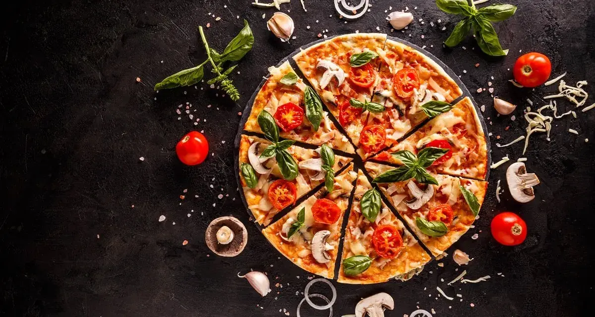 Pizzerinka z pomidorami, pieczarkami i bazylią. Zastanawiasz się, ile kcal ma pizzerinka?