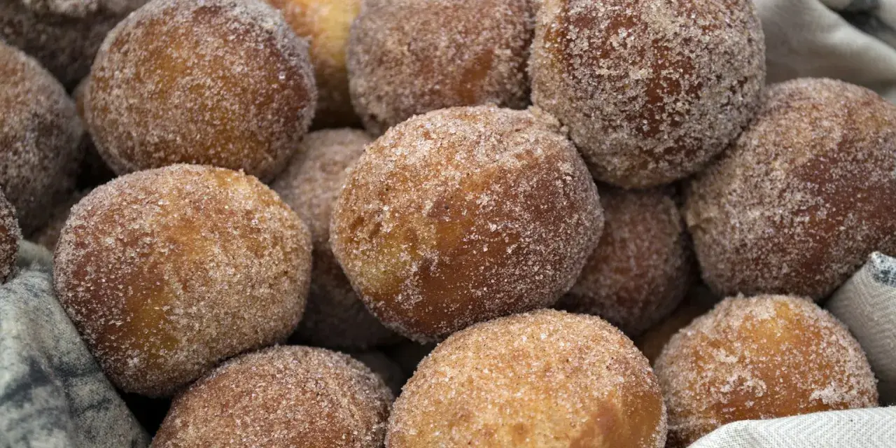 Puszyste pączki z ziemniakami Ewy Wachowicz, obtoczone w cukrze z cynamonem, kuszą apetycznym wyglądem.