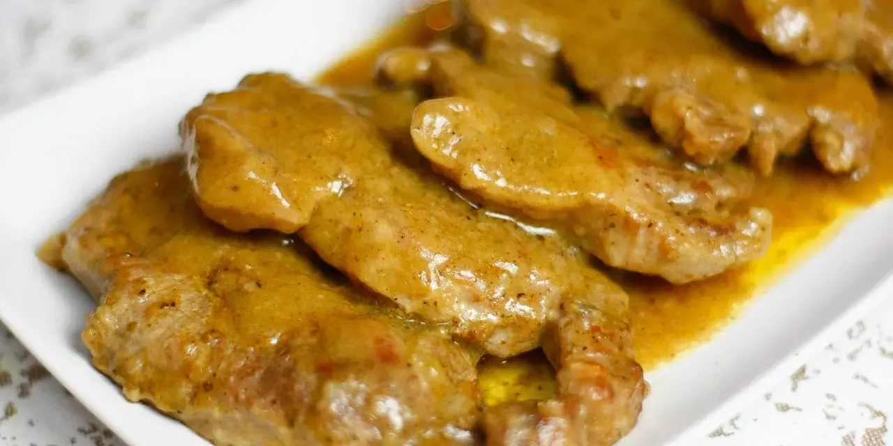 Karkówka w sosie curry, idealny pomysł na obiad. Miękkie plastry karkówki w aromatycznym, złocistym sosie.