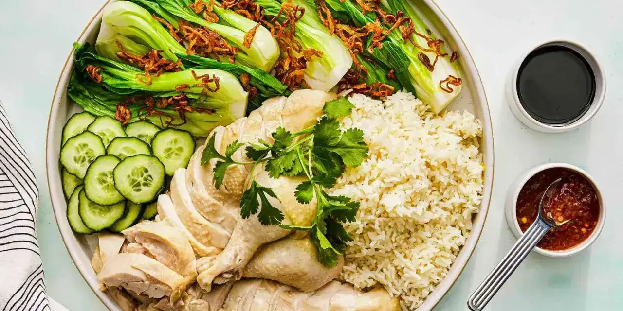 Pyszny kurczak hong kong z ryżem, pak choi, ogórkiem i sosami.
