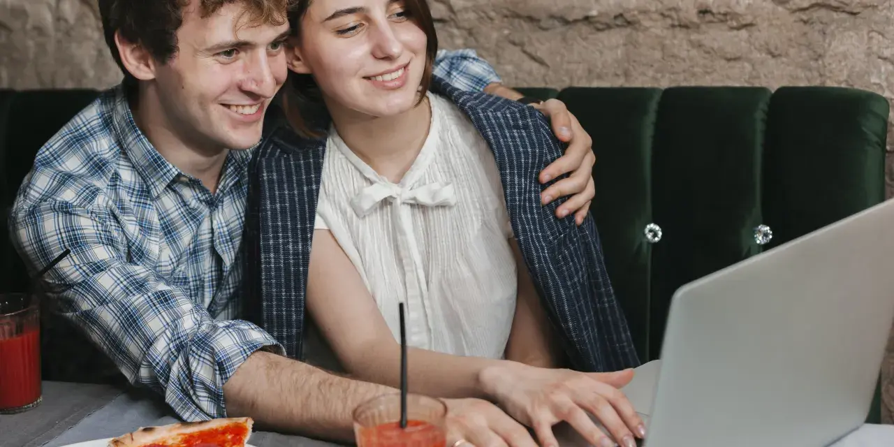 Pizza, mecz i rozrywka online. Jak wygląda idealny wieczór bez wychodzenia z domu?