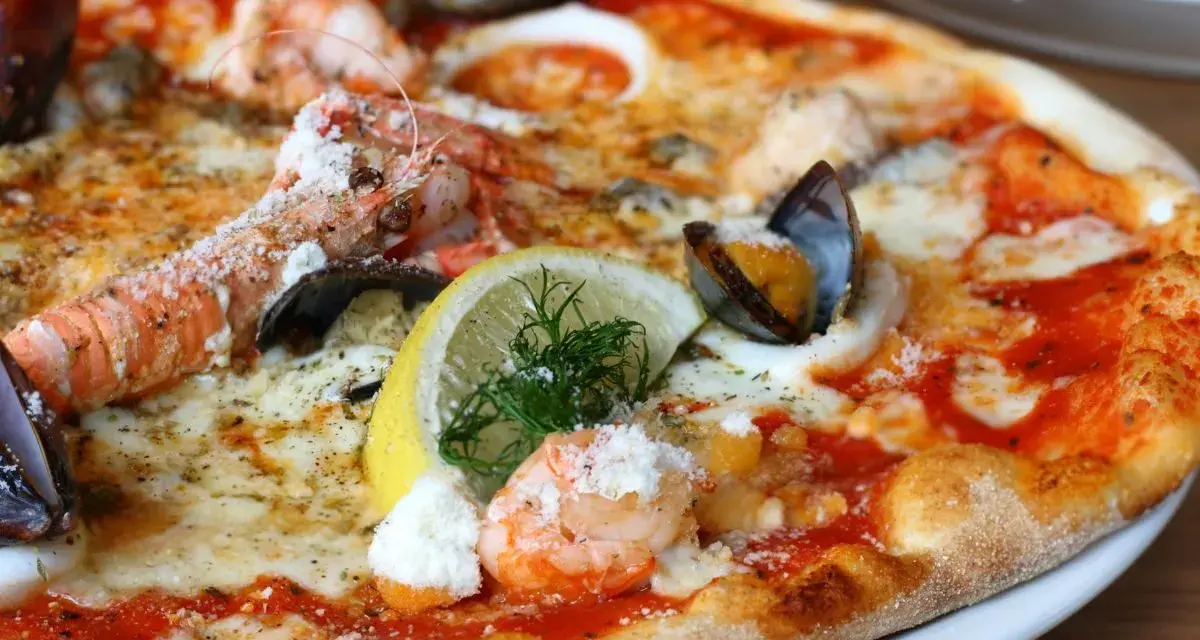 Wykwintna pizza z krewetkami, małżami i cytryną – być może najdroższa pizza na świecie, kusząca bogactwem owoców morza.