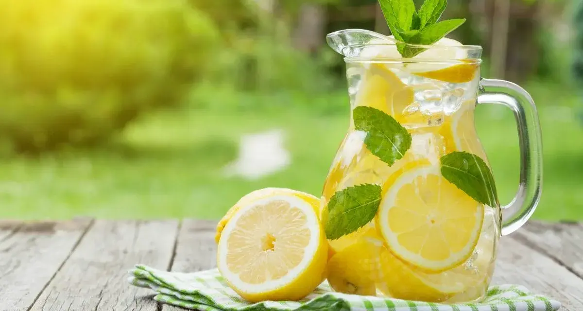 Orzeźwiająca lemoniada z cytrynami i miętą w dzbanku, idealna na upalne dni. Prosty przepis, jak zrobić lemoniadę.