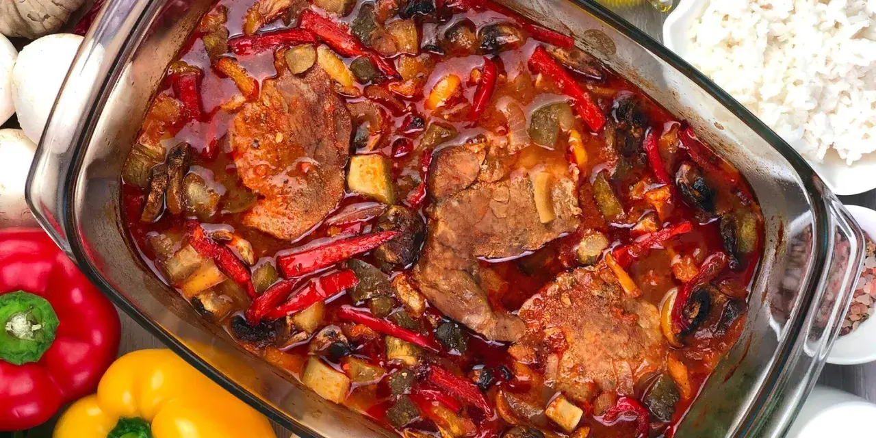 Karkówka po zbójnicku w plastrach, duszona z papryką i pieczarkami w aromatycznym sosie.