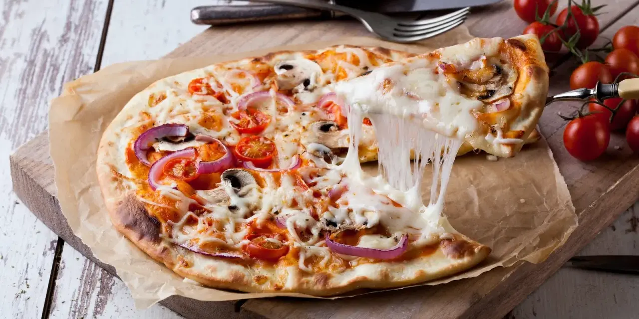 Rozciągający się ser z pizzy margherita 32cm. Idealna na szybki posiłek, choć warto pamiętać o jej kcal.
