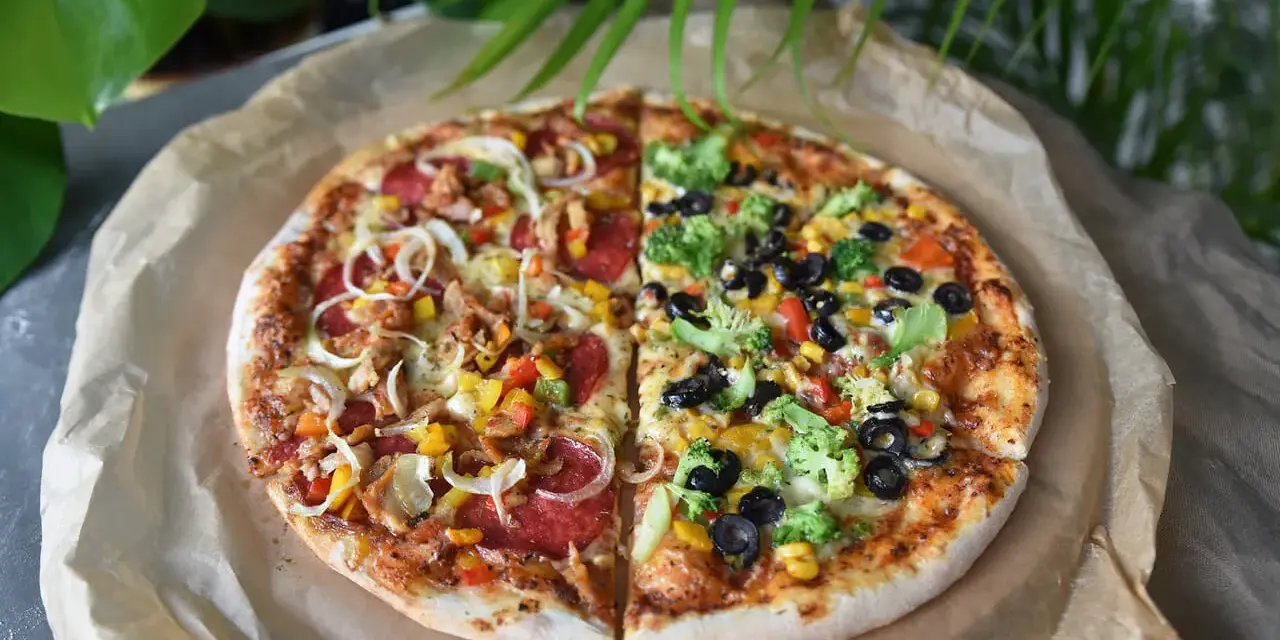 Pizza 40 cm na ile osób? Ta dwukolorowa pizza z kurczakiem, salami, warzywami i brokułami z pewnością zadowoli każdego.