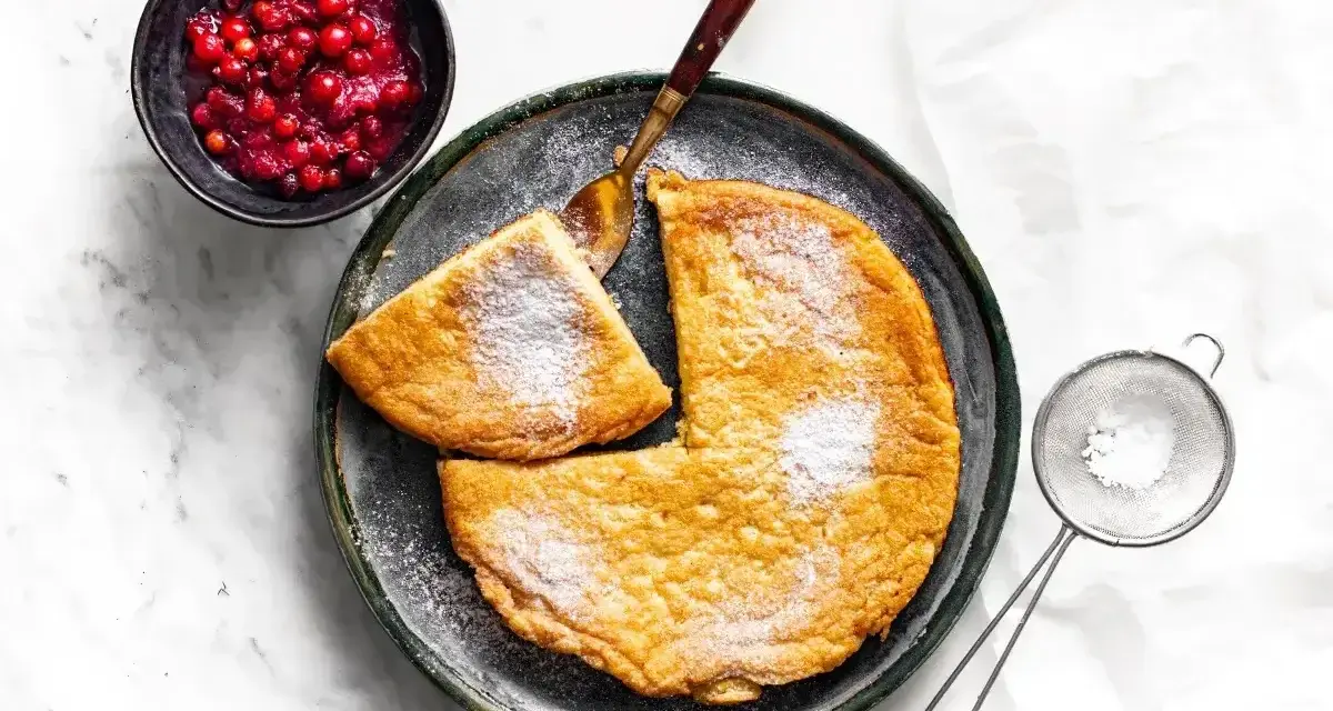 Puszysty omlet z airfryer, posypany cukrem pudrem, podany z żurawiną. Idealny na śniadanie.