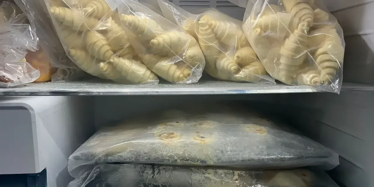 Surowe ciasto drożdżowe w woreczkach w zamrażarce.