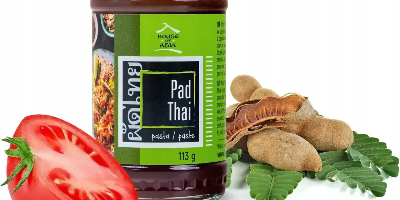 Słoik sosu Pad Thai z tamaryndowcem i pomidorem. Idealny do szybkiego przygotowania autentycznego dania.