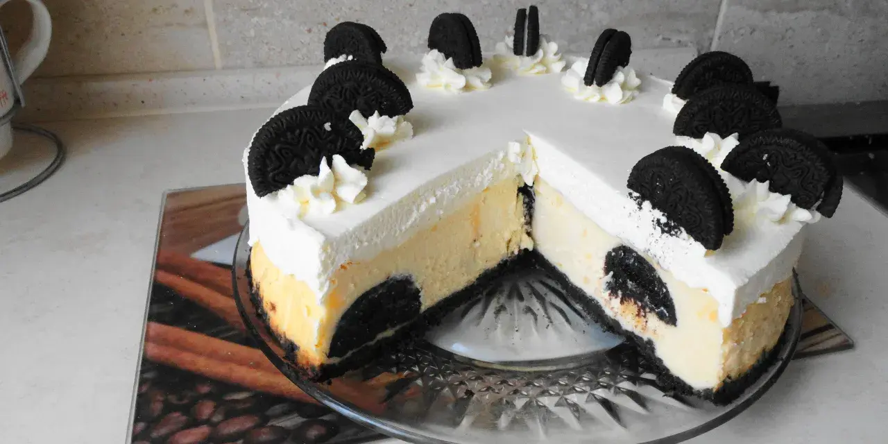 Pyszny sernik Oreo z kawałkami ciastek w środku i na wierzchu. Idealny przepis na deser.
