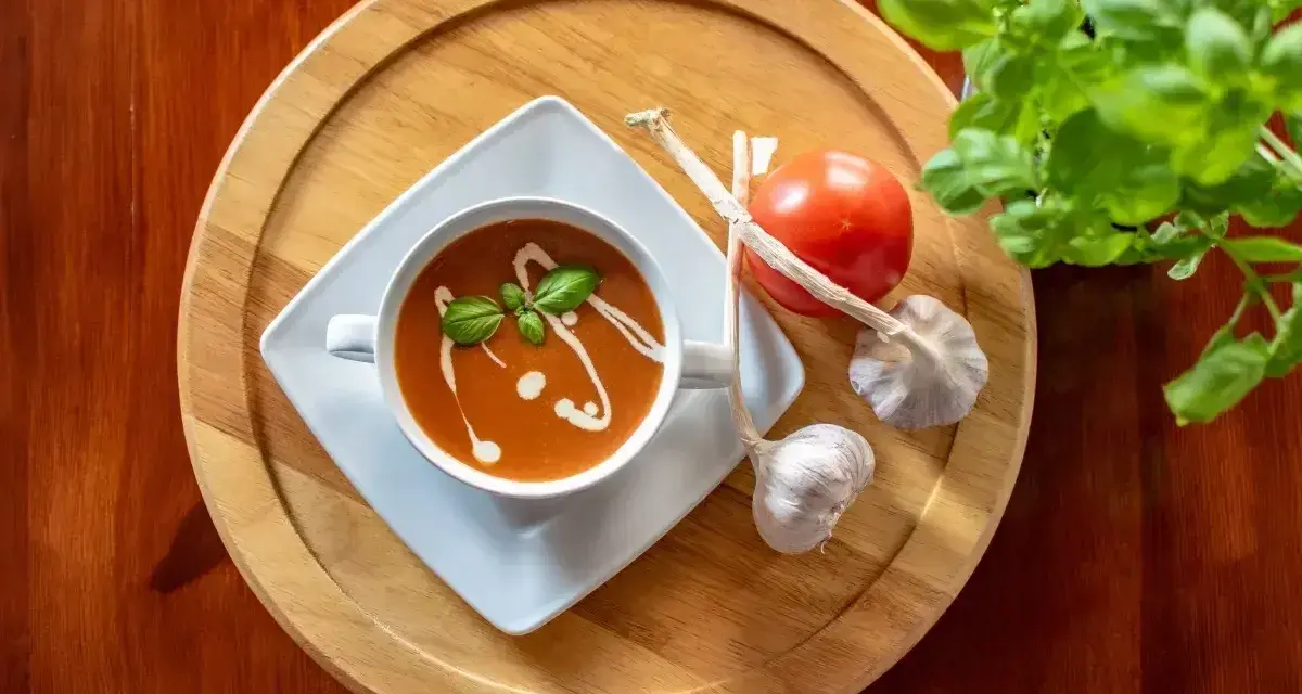 Zupa pomidorowa z bazylią, czosnkiem i pomidorem. Idealne jakie przyprawy do zupy pomidorowej? Czosnek i bazylia to podstawa!
