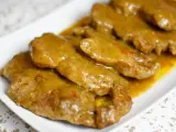 Karkówka w sosie curry, idealny pomysł na obiad. Miękkie plastry karkówki w aromatycznym, złocistym sosie.