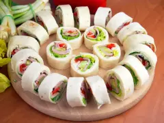 Szybkie przekąski z tortilli na zimno: roladki z szynką, serem, warzywami i sałatą. Idealne na imprezę lub lunch.