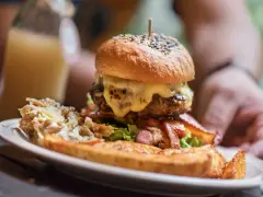 Pyszny burger drwala z rozpływającym się serem, chrupiącym boczkiem i surówką. Idealny na głód!