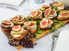 Pyszne bruschetty z figami i serem kozim, idealne na wieczór włoski. Menu pełne smaków!