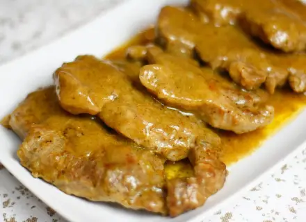 Karkówka w sosie curry, idealny pomysł na obiad. Miękkie plastry karkówki w aromatycznym, złocistym sosie.