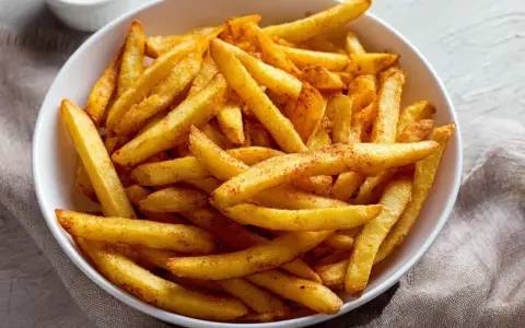 Złociste, chrupiące frytki z airfryera, idealne do szybkiego przygotowania. Dowiedz się, ile smażyć mrożone frytki w airfryer, by uzyskać perfekcyjny smak.