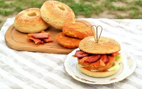 Pyszne bajgle z chrupiącym bekonem i kotletem, idealne na śniadanie. Oto prosty bajgle przepis!