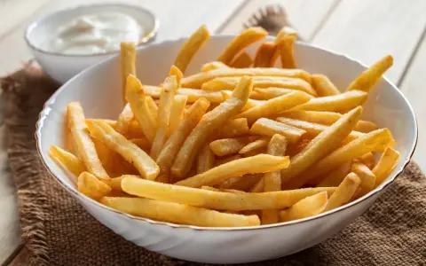 Chrupiące frytki z frytkownicy, idealne do obiadu. Proste air fryer przepisy obiad.