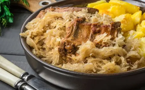 Schab po góralsku z kapustą i ziemniakami, podany w misie. Pyszne danie, które rozgrzeje w chłodne dni.