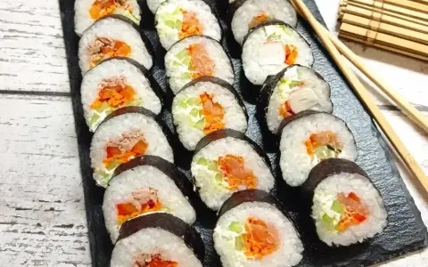 Gotowe rolki sushi z łososiem, tuńczykiem i warzywami. Prosty sposób, jak zrobić sushi w domu.