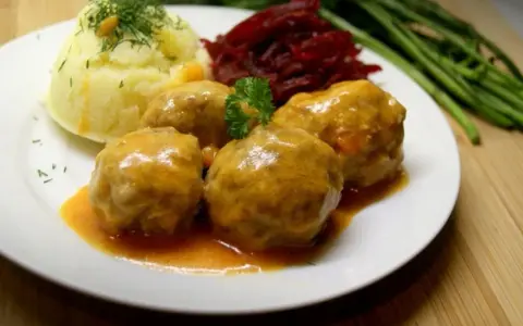 Pulpety w sosie pomidorowym jak u babci, podane z puree ziemniaczanym i buraczkami. Pyszne, domowe danie.