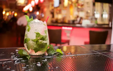 Orzeźwiające mojito z rumem, miętą i lodem na barze. Idealne na letnie wieczory.