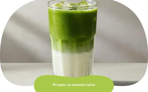 Orzeźwiający matcha latte z lodem, idealny na upalne dni. Prosty przepis na pyszny napój.