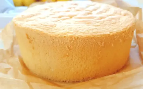 Puszyste ciasto biszkoptowe, idealne do tortów. Prosty przepis na biszkopt, który zawsze się udaje.