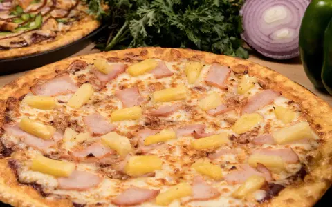 Pizza hawajska z ananasem i szynką. Czy to Sam Panopoulos kto wymyślił tę kontrowersyjną kombinację?