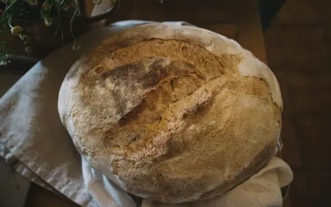 Pyszny, domowy chleb pieczony w piekarniku, z chrupiącą skórką. Idealny przepis na śniadanie.