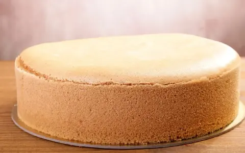 Puszysty biszkopt z 4 jaj z mąką ziemniaczaną, idealny do tortów.