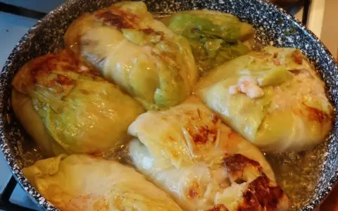 Gołąbki w sosie, idealne na przepis na gołąbki na 1kg mięsa. Złociste liście kapusty otulają aromatyczne nadzienie.
