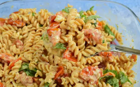 Szybka kolacja z niczego: makaron fusilli z pomidorkami, fetą i bazylią w kremowym sosie. Idealne danie, gdy brakuje czasu.