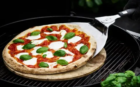 Pizza przywiera do kamienia? 7 sprawdzonych sposobów, by temu zapobiec