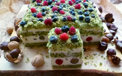 Ciasto leśny mech na dużą blachę z serkiem mascarpone, udekorowane jagodami i malinami. Wygląda jak leśna polana.