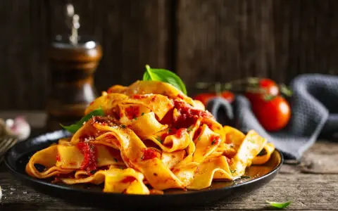 Pappardelle z sosem pomidorowym i bazylią. Szybki obiad bez mięsa, idealny na każdy dzień.