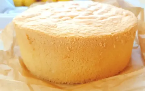 Puszysty biszkopt z 5 jaj na blachę, idealny do tortów. Prosty przepis na pyszne ciasto.