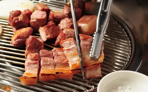 Pyszny boczek w kawałkach, grillowany na ruszcie. Idealny do marynaty, która podkreśli jego smak.