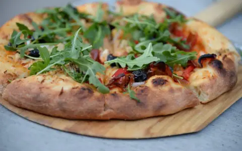 Pyszna pizza z rukolą i oliwkami na chrupiącym cieście. Proste ciasto na pizzę zawsze wychodzi, idealne na szybki obiad.