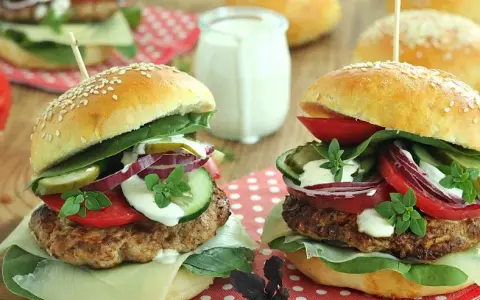 Jaka sałata do burgera? Wybierz idealną chrupkość i smak