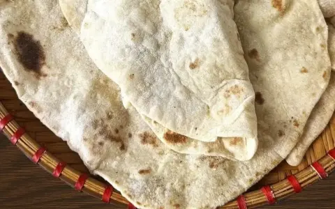 Domowy lawasz przepis na pyszne, cienkie placki. Idealne do wrapów i jako dodatek do dań.