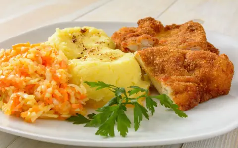 Najlepsze surówki do schabowego i frytek, które zachwycą smakiem