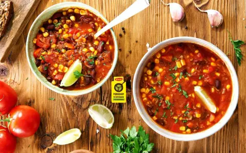Zupa meksykańska Ani Gotuje: aromatyczne chili con carne z fasolą, kukurydzą i pomidorami, ozdobione limonką.
