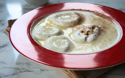 Pyszna zupa nic przepis na deser. Delikatne kluseczki pływają w mlecznym sosie, posypane cynamonem.
