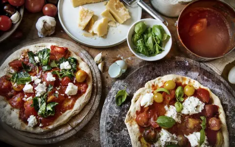Dwie pizze margherita z pomidorami, mozzarellą i bazylią. Zastanawiasz się, ile kalorii ma pizza margherita?