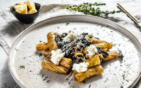 Makaron rigatoni z grzybami i kremowym serem, polany aromatycznym sosem truflowym.