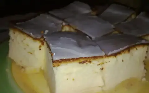 Pokrojony na kwadraty sernik tradycyjny z lukrem, idealny na prosty przepis.