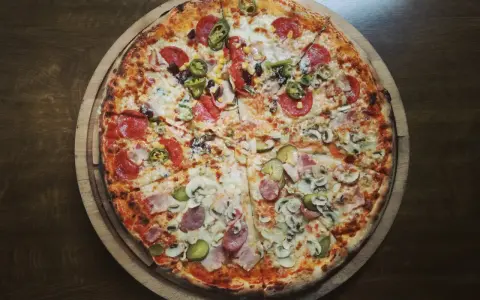 Pizza neapolitańska z salami, jalapeno, kukurydzą i pieczarkami. Pyszna, choć warto pamiętać o jej pizza neapolitańska kcal.