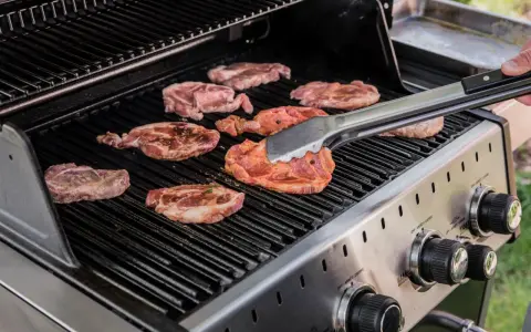 Karkówka na grillu gazowym. Dowiedz się, jak długo grillować karkówkę, by była soczysta i idealnie upieczona.